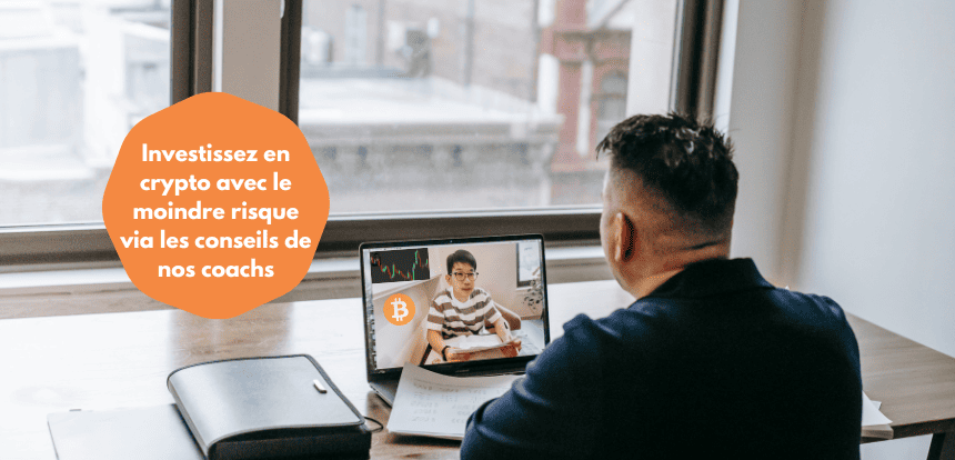 homme fait une visioconférence sur la cryptomonnaie