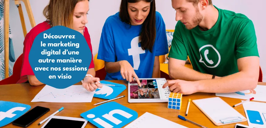2 femmes et 1 hommes, habillé avec des t-shirts floqué par des logos de réseaux sociaux, regardent une tablette