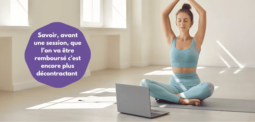 femme fais du yoga devant son ordinateur