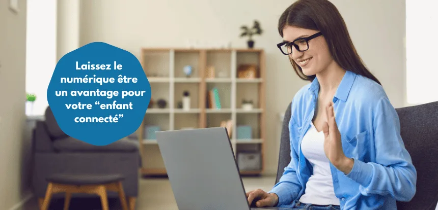 femme souriante devant ordi en visio